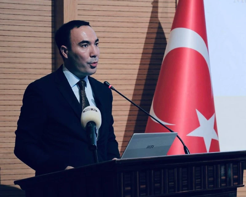Ayni paytda Xatay Mustafo Kemal universitetida “BIR ILDIZ, BIR MA’RIFAT: О‘ZBEKISTON – TURKIYA DО‘STLIK KО‘PRIGI” nomli forum bo'lib o'tmoqda.