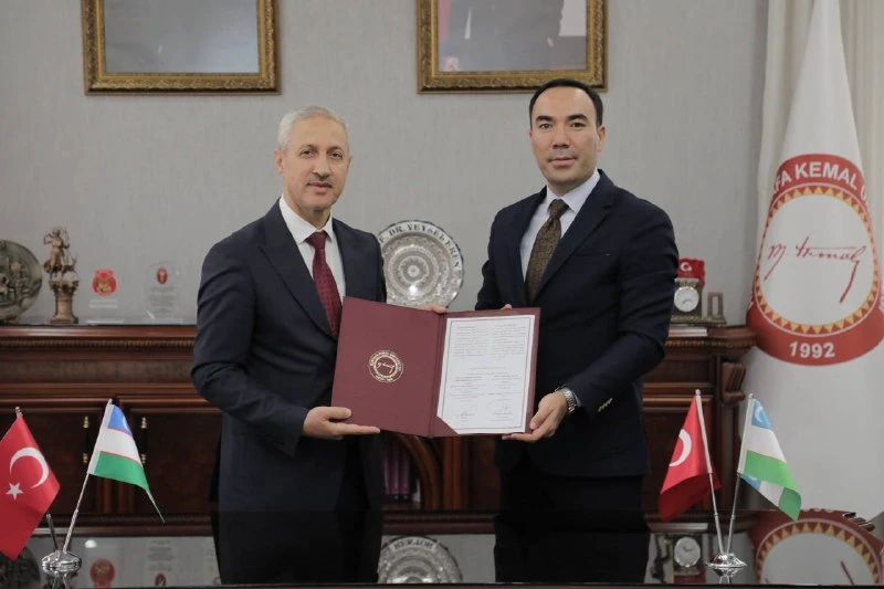 🇺🇿🇹🇷“Bir ildiz, bir ma’rifat: О‘zbekiston – Turkiya dо‘stlik kо‘prigi” forumi doirasida Hatay Mustafa Kamal universiteti hamda Respublika Ma’naviyat va ma’rifat markazi, “Ma’rifat” targ‘ibotchilar jamiyati о‘rtasida hamkorlik memorandumi imzolandi.